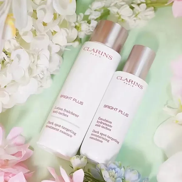 Clarins Осветляющий набор для коррекции пятен с водой и молочком Кларинс 2